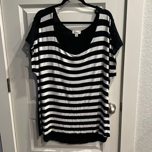 Expresso High-low hem. Black and white strips 2x